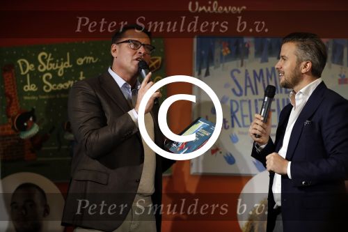 Amsterdam 14 november 2016
Winston Gerschtanowitz presenteerde de nieuwe sinterklaasboeken van Jumbo gemaakt door Katja  en Wim Schuurman Albert Verlinde en Wesley Sneijder die helaas niet aanwezig kon zijn in de Bibliotheek van Amsterdam. Katja had dochter Sammie mee genomen.