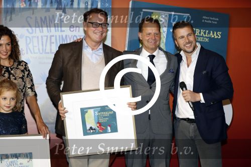 Amsterdam 14 november 2016
Winston Gerschtanowitz presenteerde de nieuwe sinterklaasboeken van Jumbo gemaakt door Katja  en Wim Schuurman Albert Verlinde en Wesley Sneijder die helaas niet aanwezig kon zijn in de Bibliotheek van Amsterdam. Katja had dochter Sammie mee genomen.