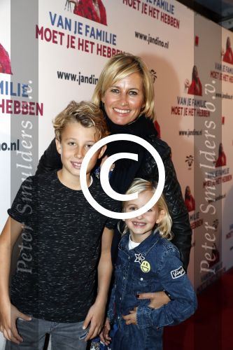 Rotterdam 16 oktober 2016
Premiere Jandino Asporaat met van je familie moet je het hebben in het oude Luxor. Anouk Smulders met kinderen Max en Bo