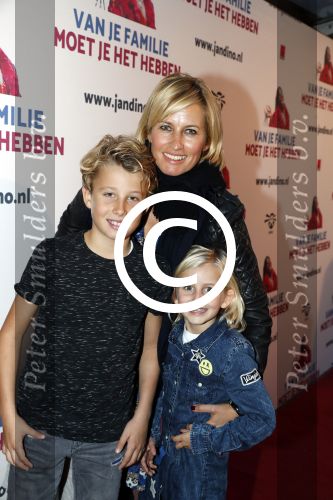 Rotterdam 16 oktober 2016
Premiere Jandino Asporaat met van je familie moet je het hebben in het oude Luxor. Anouk Smulders met kinderen Max en Bo