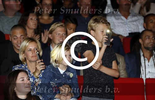 Rotterdam 16 oktober 2016
Premiere Jandino Asporaat met van je familie moet je het hebben in het oude Luxor. Anouk Smulders met kinderen Max en Bo