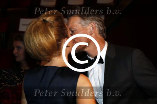 Amsterdam 14 november 2016
Premiere de zevende hemel in theater Carre. Noortje Herlaar kussend met Barry Atsma