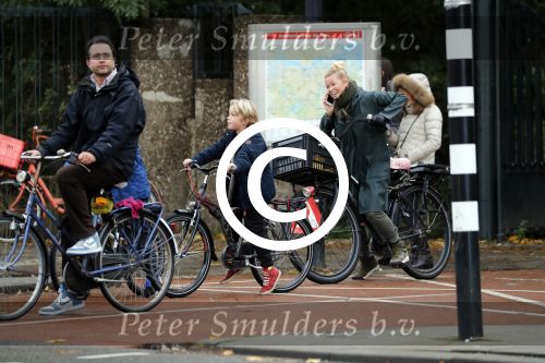 Amsterdam 5 november 2016
Bridget Maasland met zoon Mees op de fiets in Amsterdam