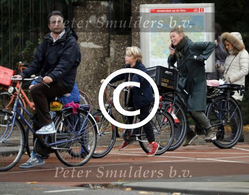 Amsterdam 5 november 2016
Bridget Maasland met zoon Mees op de fiets in Amsterdam