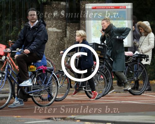 Amsterdam 5 november 2016
Bridget Maasland met zoon Mees op de fiets in Amsterdam