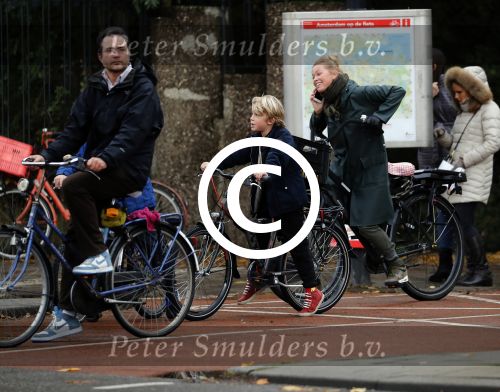 Amsterdam 5 november 2016
Bridget Maasland met zoon Mees op de fiets in Amsterdam