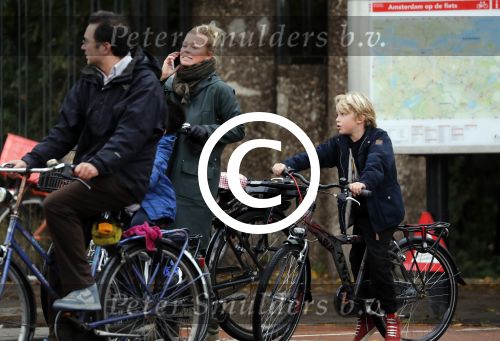 Amsterdam 5 november 2016
Bridget Maasland met zoon Mees op de fiets in Amsterdam