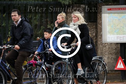 Amsterdam 5 november 2016
Bridget Maasland met zoon Mees op de fiets in Amsterdam