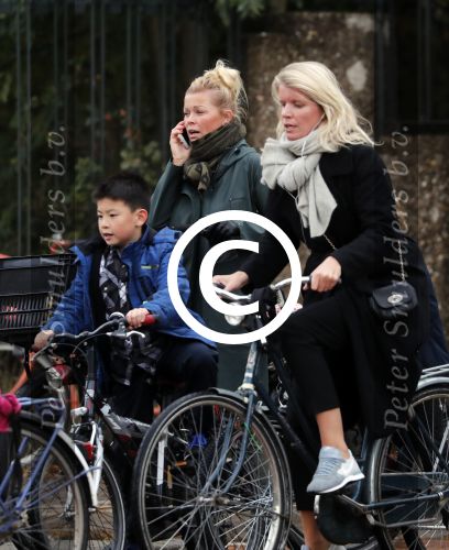 Amsterdam 5 november 2016
Bridget Maasland met zoon Mees op de fiets in Amsterdam