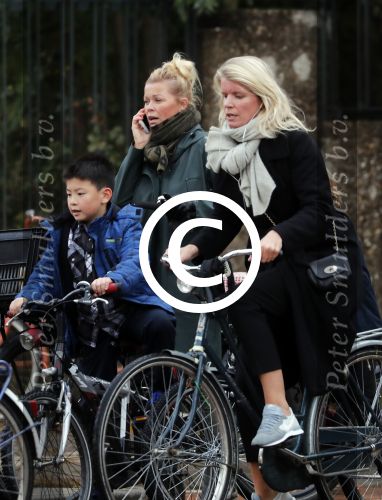 Amsterdam 5 november 2016
Bridget Maasland met zoon Mees op de fiets in Amsterdam