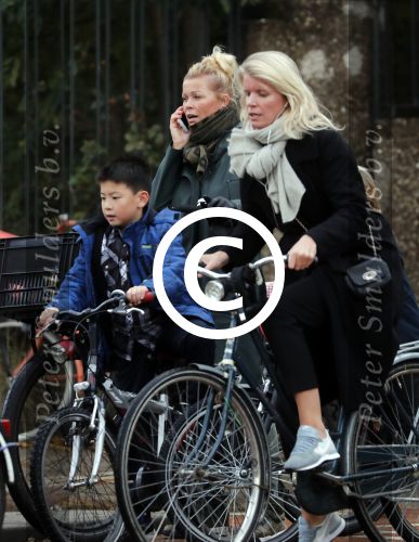 Amsterdam 5 november 2016
Bridget Maasland met zoon Mees op de fiets in Amsterdam