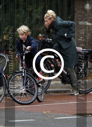 Amsterdam 5 november 2016
Bridget Maasland met zoon Mees op de fiets in Amsterdam