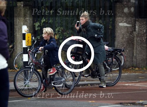 Amsterdam 5 november 2016
Bridget Maasland met zoon Mees op de fiets in Amsterdam