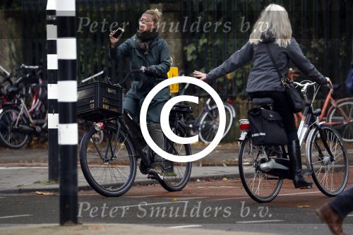 Amsterdam 5 november 2016
Bridget Maasland met zoon Mees op de fiets in Amsterdam