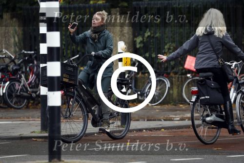 Amsterdam 5 november 2016
Bridget Maasland met zoon Mees op de fiets in Amsterdam