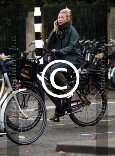 Amsterdam 5 november 2016
Bridget Maasland met zoon Mees op de fiets in Amsterdam