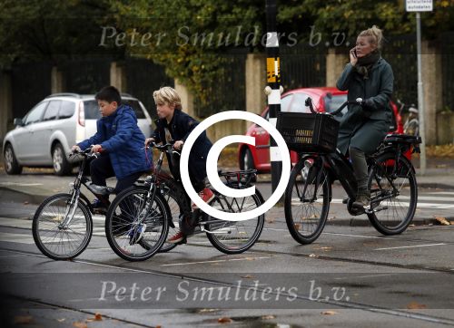 Amsterdam 5 november 2016
Bridget Maasland met zoon Mees op de fiets in Amsterdam