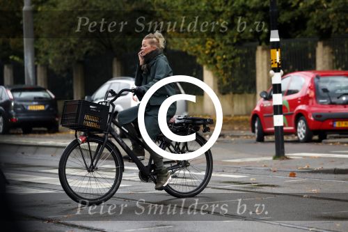 Amsterdam 5 november 2016
Bridget Maasland met zoon Mees op de fiets in Amsterdam