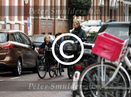 Amsterdam 5 november 2016
Bridget Maasland met zoon Mees op de fiets in Amsterdam