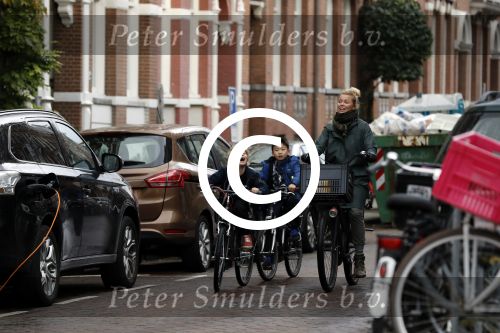 Amsterdam 5 november 2016
Bridget Maasland met zoon Mees op de fiets in Amsterdam