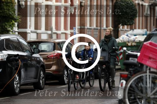 Amsterdam 5 november 2016
Bridget Maasland met zoon Mees op de fiets in Amsterdam