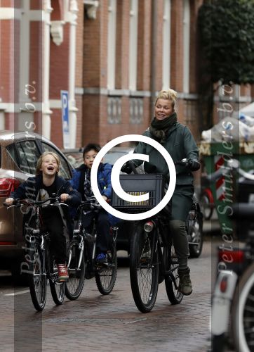 Amsterdam 5 november 2016
Bridget Maasland met zoon Mees op de fiets in Amsterdam