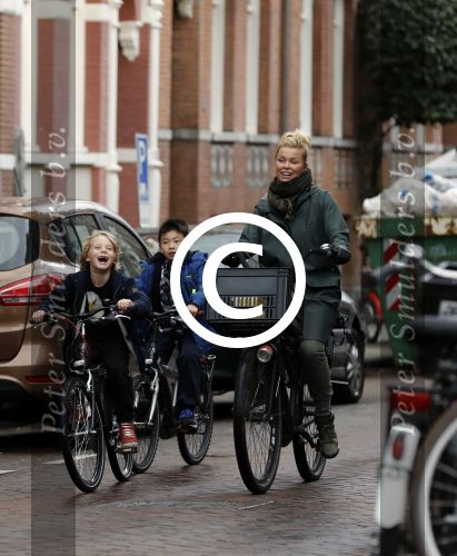 Amsterdam 5 november 2016
Bridget Maasland met zoon Mees op de fiets in Amsterdam