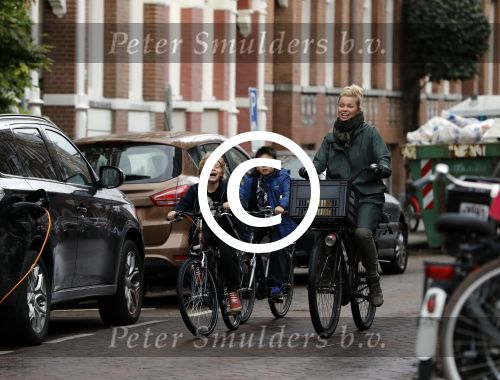 Amsterdam 5 november 2016
Bridget Maasland met zoon Mees op de fiets in Amsterdam