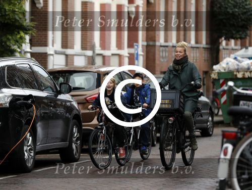 Amsterdam 5 november 2016
Bridget Maasland met zoon Mees op de fiets in Amsterdam