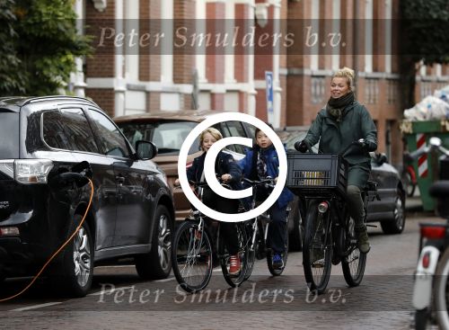 Amsterdam 5 november 2016
Bridget Maasland met zoon Mees op de fiets in Amsterdam