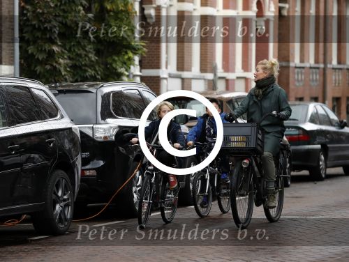 Amsterdam 5 november 2016
Bridget Maasland met zoon Mees op de fiets in Amsterdam