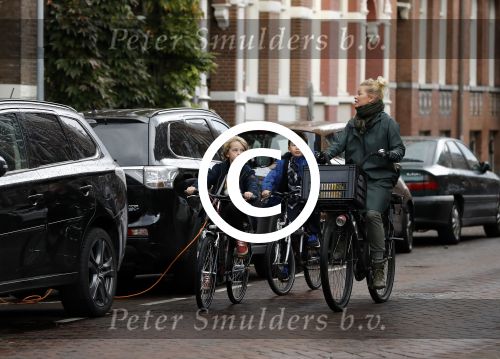 Amsterdam 5 november 2016
Bridget Maasland met zoon Mees op de fiets in Amsterdam