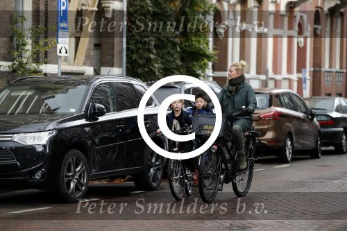 Amsterdam 5 november 2016
Bridget Maasland met zoon Mees op de fiets in Amsterdam