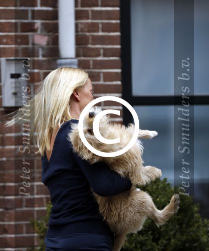 Amsterdam 24 oktober 2016
Bridget maasland met hond bij haar huis