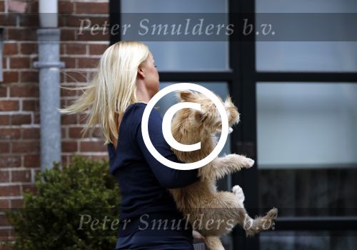 Amsterdam 24 oktober 2016
Bridget maasland met hond bij haar huis