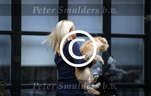 Amsterdam 24 oktober 2016
Bridget maasland met hond bij haar huis