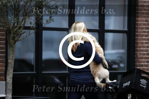 Amsterdam 24 oktober 2016
Bridget maasland met hond bij haar huis