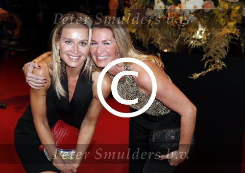 Amsterdam 13 oktober 2016
Televizierring 2016 in de heineken music Hall. carlijn de Vries met Jorica Koppen