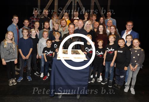 Schiedam 26 oktober 2016
Presentatie cast Ciske de Rat met oa Danny de Munk Bas Keijzer Ad Knippels Brigiite Nijman Ellen evers Sophie Veldhuizen en Boris v d Ham in schouwburg Schiedam. Albert Verlinde is er names stage entertainment.