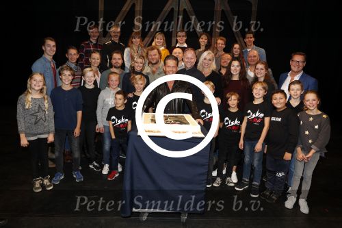Schiedam 26 oktober 2016
Presentatie cast Ciske de Rat met oa Danny de Munk Bas Keijzer Ad Knippels Brigiite Nijman Ellen evers Sophie Veldhuizen en Boris v d Ham in schouwburg Schiedam. Albert Verlinde is er names stage entertainment.