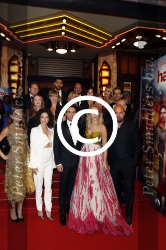 Amsterdam 24 oktober 2016
Premiere Hartenstrijd in Tuschinski. cast met oa Jennefer Hoffman Tibor Lukacs Eva v d Wijdeven Oscar Aerts Georgiona Verbaan Loek Peters Willeke Alberti en Anniek Pheifer