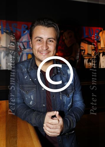Amsterdam 3 november 2016
Presentatie cd Rene Froger in the harbour Club . Najib Amhali reikt de cd uit. Danny Froger