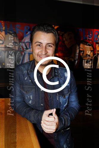 Amsterdam 3 november 2016
Presentatie cd Rene Froger in the harbour Club . Najib Amhali reikt de cd uit. Danny Froger