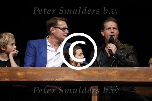 Schiedam 26 oktober 2016
Presentatie cast Ciske de Rat met oa Danny de Munk Bas Keijzer Ad Knippels Brigiite Nijman Ellen evers Sophie Veldhuizen en Boris v d Ham in schouwburg Schiedam. Albert Verlinde is er names stage entertainment.