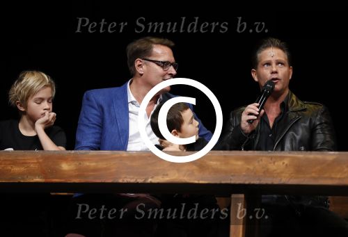 Schiedam 26 oktober 2016
Presentatie cast Ciske de Rat met oa Danny de Munk Bas Keijzer Ad Knippels Brigiite Nijman Ellen evers Sophie Veldhuizen en Boris v d Ham in schouwburg Schiedam. Albert Verlinde is er names stage entertainment.