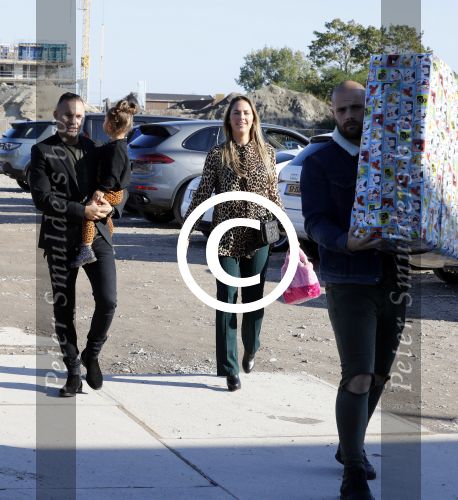 Amsterdam 16 oktober 2016
Wesley Sneijder en Yolanthe Sneijder Cabau vieren de 1e verjaardag van Xess Xava in de Harbour Club en het thema is Lion King. Ook Jessey was er natuurlijk bij. Demy de Zeeuw met vriendin en dochter