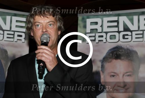 Amsterdam 3 november 2016
Presentatie cd Rene Froger in the harbour Club . Najib Amhali reikt de cd uit. Edwin Schimscheimer