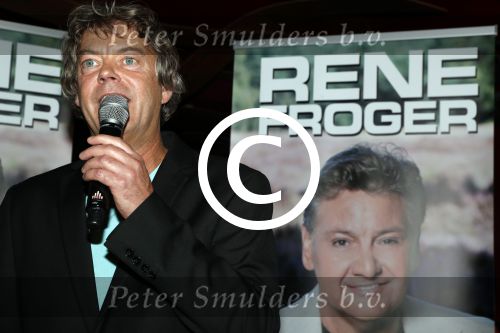 Amsterdam 3 november 2016
Presentatie cd Rene Froger in the harbour Club . Najib Amhali reikt de cd uit. Edwin Schimscheimer