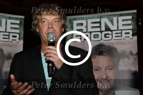 Amsterdam 3 november 2016
Presentatie cd Rene Froger in the harbour Club . Najib Amhali reikt de cd uit. Edwin Schimscheimer