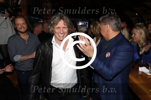 Amsterdam 3 november 2016
Presentatie cd Rene Froger in the harbour Club . Najib Amhali reikt de cd uit. Edwin v Hoevelaak